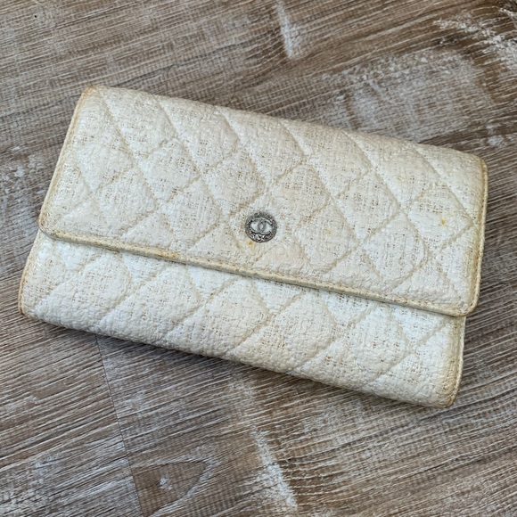 Chanel Off White Quilted Clutch Wallet. - Picture 2 of 8